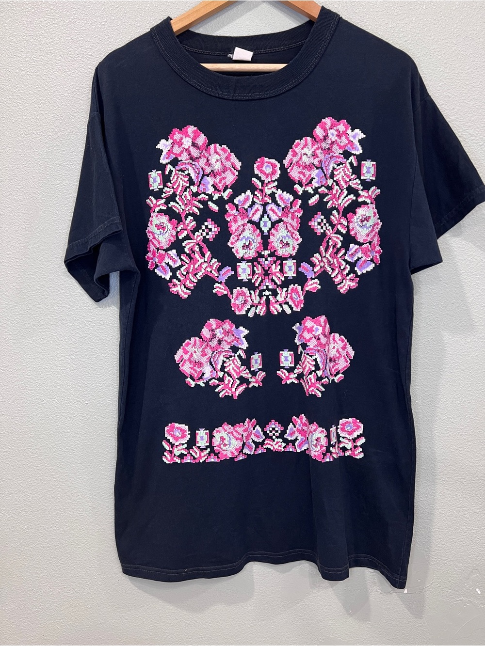 Floral Cross Stitch Graphic T Shirt Black Pink Faded Distressed Unisex XL Y2K